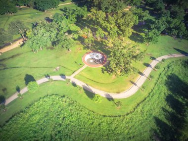 Üstgeçidin kentsel yeşil park banliyö Houston, Texas, ABD. Hava yolu s kavisli, ağaç, çimenli çim, koşu, çalıştırma, Ying Yang ortada açık, büyük Tai Chi çemberi egzersiz için iz