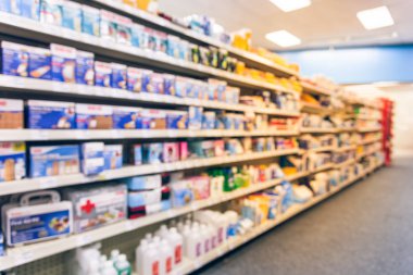 Eczane deposu ile ilaç ve tıbbi sarf malzemeleri ürün rafları ekranda etiketindeki görücü usulü varyasyonu içinde arka plan bulanık. İlaç deposu bulanık ilaçlar ile kapalı alanı.