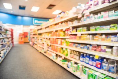 Eczane deposu ile ilaç ve tıbbi sarf malzemeleri ürün rafları ekranda etiketindeki görücü usulü varyasyonu içinde arka plan bulanık. İlaç deposu bulanık ilaçlar ile kapalı alanı.