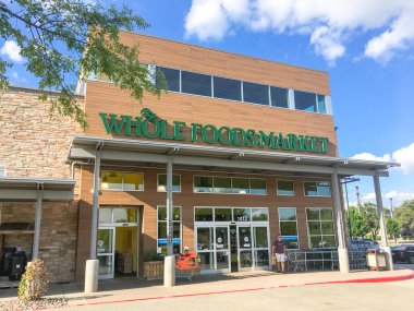 Dallas, Tx, bize-Eylül 2, 2018:Customers çıkış cephe giriş tüm gıdalar Market deposu güneşli sabahı. Eko-fikirli süpermarket zinciri olmadan yapay koruyucu, renk, tat gıda featuring