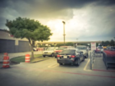 Bulanık otoparklar yeni model alışveriş sepetlerini bakkal Texas, Usa yakınındaki devam eden ortaya çıkarmak. Satır plastik bağdaştırıcıları zincir bariyer ve ağır inşaat ekipmanları, endüstriyel kavramı konisi