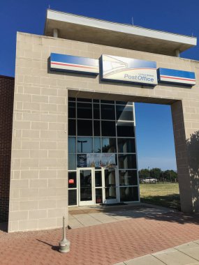 Irving, Tx, ABD-Eylül 2, 2018:Entrance exttorior Usps deposu güneşli yaz açık mavi gökyüzü. ABD posta servisi bir bağımsız bizim federal hükümet posta servisi sunan kuruluşudur