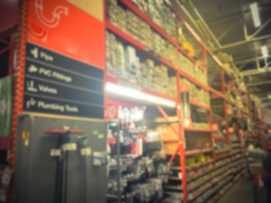 Boru bağlantı parçaları, boru, Vana ve sıhhi tesisat araçları Amerika'da donanım mağazasında bulanık soyut yığını. PVC, polietilen kayma kaplin, akış muhafız içi sıcak ve soğuk, atık, havalandırma, sulama