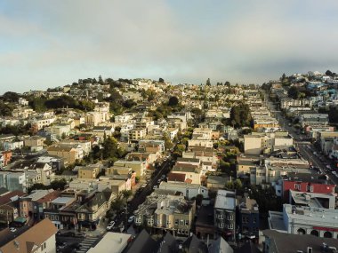 Havadan görünümü Eureka Vadisi mahalle, hills cityscape haddeleme ile tipik Victoria ev sahipliği yapmaktadır. Castro bölgesi Konut Evleri yaz sisli altında sıkı paketlenmiş gay kültürü ile eş anlamlıdır