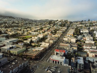 Havadan görünümü Eureka Vadisi mahalle, hills cityscape haddeleme ile tipik Victoria ev sahipliği yapmaktadır. Castro bölgesi Konut Evleri yaz sisli altında sıkı paketlenmiş gay kültürü ile eş anlamlıdır
