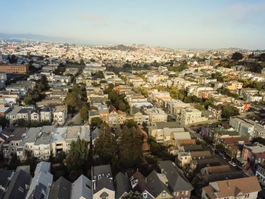 Yatay hava görünümünü Castro ilçe mahalle Eureka Vadisi'nde gay kültürü ile eşanlamlı. Üstgeçidin tipik Victorian inişli çıkışlı tepeler cityscape sıkı paketlenmiş konut evler, evler