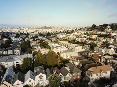 Yatay hava görünümünü Castro ilçe mahalle Eureka Vadisi'nde gay kültürü ile eşanlamlı. Üstgeçidin tipik Victorian inişli çıkışlı tepeler cityscape sıkı paketlenmiş konut evler, evler