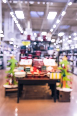 Vintage sesi çeşitli mutfak eşyaları bulanık ve renkli tabaklar, kaseler ve her şekil ve büyüklükte dolgu raflar görüntülemek bardak Humble, Teksas'ta bize saklayın. El Aracı, Gadget'ı ihtiyaçları