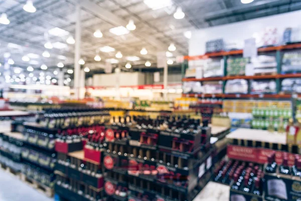 Pasillo Borroso Botellas Vino Sección Champán Almacén Distribución Moderna Desenfocado — Foto de Stock