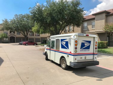 Irving, Tx, ABD-Eylül 7, 2018:Usps araç apartman kompleksi, paket teslimat için durdurma. ABD posta servisi posta servisi sağlayan federal hükümetin bağımsız bir kuruluşudur
