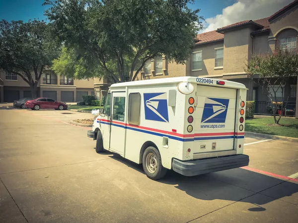 Irving Usa Sep 2018 Usps Vehicle Stopping Package Delivery Apartment — стоковое фото