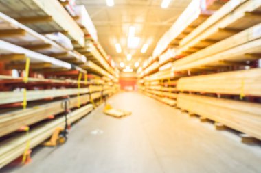 Bulanık yığını içinde kereste Amerika'da büyük donanım deposunun raflarda yeni ahşap bar. Taze değirmen/kesim ahşap Ahşap Kafesli döşeme arabası ile el ile forklift depo raf. Endüstriyel arka plan