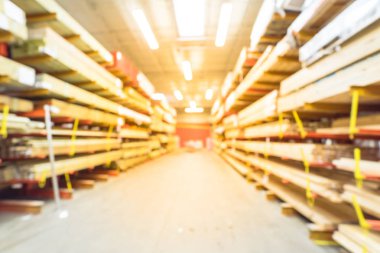 Kereste Amerika'da büyük donanım deposunun içinde raflarda yeni ahşap çubukları bulanık yığını. Taze değirmen/kesim ahşap Ahşap depo raf. Endüstriyel ahşap doku ve inşaat arka plan.