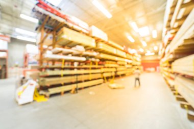 Bulanık yığını içinde kereste Amerika'da büyük donanım deposunun raflarda yeni ahşap çubukları. Raf taze değirmen/kesim ahşap Ahşap Kafesli döşeme sepeti ve ambar içinde el ile forklift ile. Müşteri alışveriş