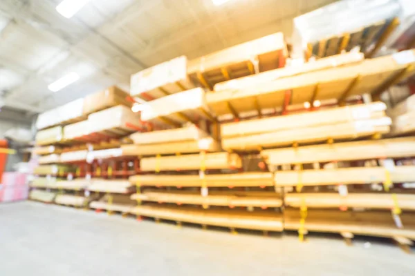 在美国大型五金店的木材堆场内货架上的新木条模糊了一叠 仓库内的新鲜磨 锯木机架 工业木材质地与施工背景 — 图库照片