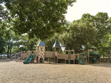 Fort veya farklı yaş için ayrı bölümler ile kale gibi genel ahşap Çocuk Bahçesi. Küme yapısı gür Texas, ABD, yaz yaprakları yeşil ve bulut mavi gökyüzü daha büyük ağaçların altında oynamak