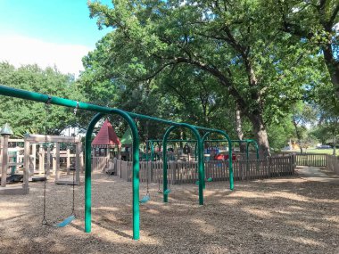 Kemer salıncak gür Coppell, Texas, ABD büyük ağaçların altında genel ahşap çocuk oyun alanı olarak belirlenmiştir. Küme yapısı yaprakları yaz yeşil tarafından çevrili oynamak ve mavi gökyüzü bulut