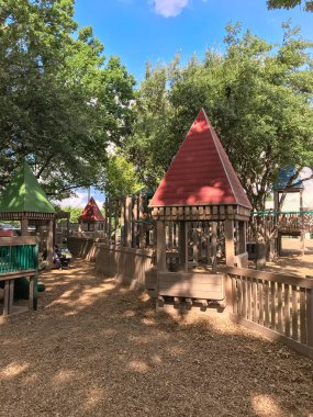 Fort veya farklı yaş için ayrı bölümler ile kale gibi genel ahşap Çocuk Bahçesi. Küme yapısı gür Texas, ABD, yaz yaprakları yeşil ve bulut mavi gökyüzü daha büyük ağaçların altında oynamak
