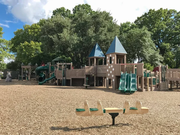 Balanza Balancín Metálico Parque Infantil Público Madera Bajo Los Exuberantes — Foto de Stock