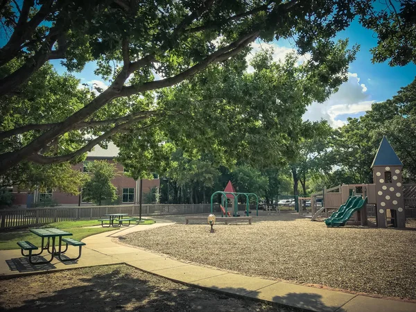 Caminos Mesas Picnic Hierro Parque Infantil Público Madera Bajo Los — Foto de Stock