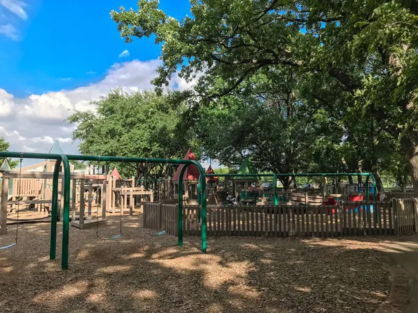 Arco Oscilación Conjunto Parque Infantil Público Madera Bajo Exuberante Árboles — Foto de Stock