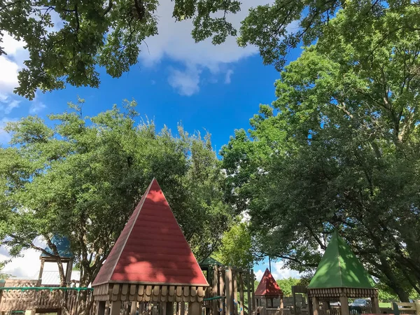 연령대에 섹션으로 어린이 놀이터 텍사스 하늘에서 나무의 설정된 — 스톡 사진