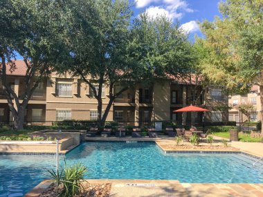 Binada daire karmaşık Texas, Amerika gölgelik şemsiye ile tipik Yüzme Havuzu