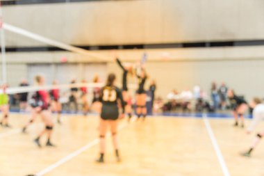 Bulanık görüntü kapalı voleybol oynayan genç kız grubudur. Voleybol rekabet arka plan bulanıklık. Yüksek okul voleybol Turnuvası kavramı.