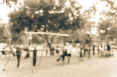 Vintage çocuklar meşgul genel Bahçesi ABD, salıncak üzerinde bulanık. Ufuk çocuklar, ebeveynler birlikte aktivite yapıyor. Koltuk ileri geri dan askıya asılı. Arka planda renkli Bahçesi