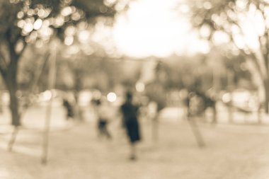 Vintage soyut çocuklar meşgul genel Bahçesi Katy, Texas, ABD, salıncak üzerinde bulanık. Ufuk çocuklar ve ebeveynler birlikte etkinlik yapıyor. Asılı koltuk ileri geri salıncaklar askıya