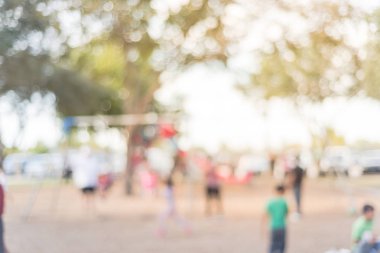 Bokeh çocuklar meşgul genel Bahçesi ABD, salıncak üzerinde bulanık. Ufuk çocuklar, ebeveynler birlikte aktivite yapıyor. Koltuk ileri geri dan askıya asılı. Arka planda renkli Bahçesi