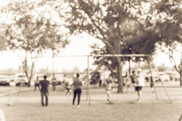 Des Enfants Abstraits Flous Vintage Sur Swing Dans Une Aire — Photo
