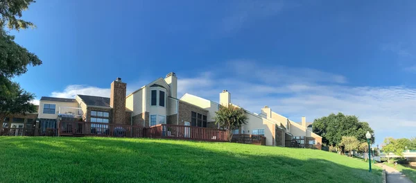 Panorama View Zelený Trávník Dvorek Řeky Domu Komplexu Předměstské Čtvrti — Stock fotografie