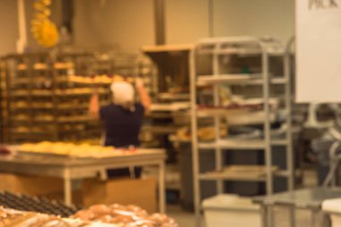 Ekmek pişirme makinesi, fırın, konveyör, üretim hattı, mikser, soğutma tesisi ve üniformalı işçi ile toptan mağaza dükkanda bulanık. Modern gıda işleme tesisi fabrika. Gıda Sanayi arka plan