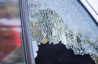 Dış yakından görmek kırık yolcu pencere araba hırsız ya da kaza tarafından ezilmiş. Hasarlı cam araba hırsızlığı. Motorlu araç sigorta talep temalı konsept arka plan.