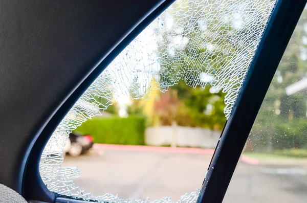 Fuera Vista Cerca Roto Coche Ventana Del Pasajero Destrozado Por —  Fotos de Stock