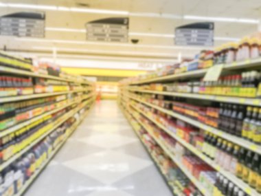 Bulanık çeşitli soslar, Turşu sebze, sirke, şarap, Dallas, Texas, Amerika'nın bakkal süpermarket raflarında yemek. Ufuk satır, rafları için geleneksel Vietnam, Asya soyunma