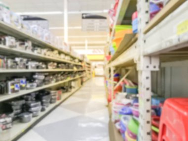 Bulanık plastik sandalyeler, sepet ve paslanmaz çelik tava, tencere. Çeşitli ev eşyaları, mutfak eşyaları Amerika Asya süpermarkette raflarda. Mutfak el aletleri, Gadget'ı ihtiyaçları