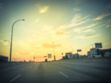 Vintage sesi Irving dan hareket Interstate 635 Richardson, Texas, Amerika (I-635) karayolu güneş doğarken bulanık. Erken sabah saat trafikte daha az boş yol.