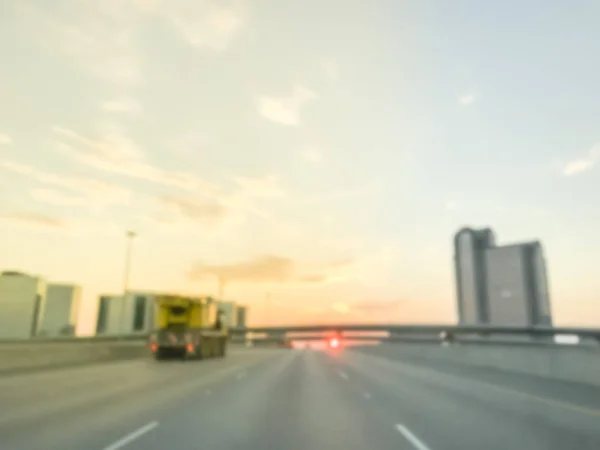 Niewyraźne Autostrada Autostrada Międzystanowa 635 635 Długich Pojazdów Pobliżu Mostów — Zdjęcie stockowe