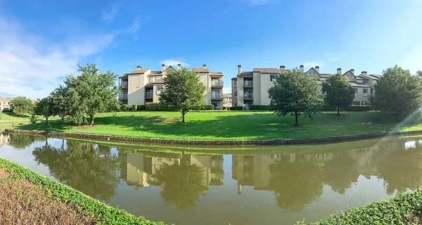 Panorama Vista Espelho Reflexo Típico Complexo Edifícios Apartamentos Ribeirinhos Irving — Fotografia de Stock