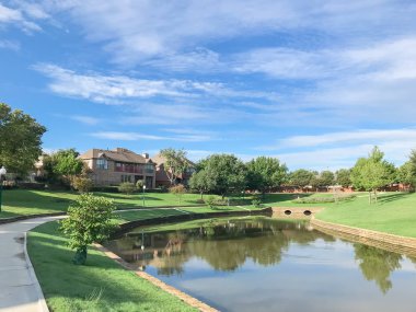 Irving, Texas, ABD Olgun ağaçlar çevrili tipik nehir kıyısındaki evlerin ayna yansıması.
