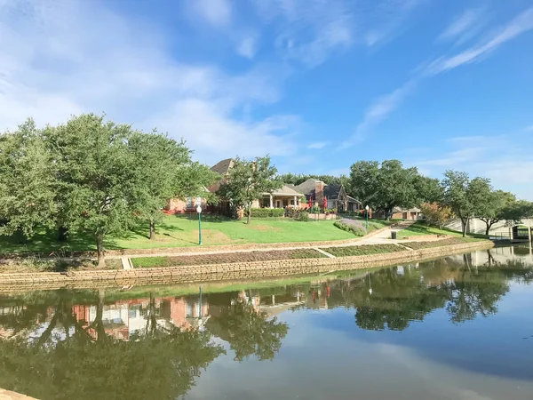 Reflejo Espejo Casas Ribereñas Típicas Rodeadas Árboles Maduros Irving Texas — Foto de Stock