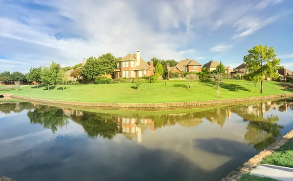 Panorama View Mirror Reflection Typical Riverside Houses Surrounded Mature Trees — Fotografia de Stock