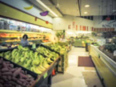 Vintage ton taze üretir, meyve ve sebze, Dallas, Texas, ABD Asya süpermarkette alışveriş müşteriler bulanık. Ufuk insanlar markette tarama. Sağlıklı yaşam konsepti