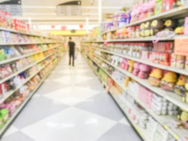 Soyut müşteri alışveriş için kurabiye, şeker, meyve Asya bakkal Amerika'da korunmuş aperatifler, bulanık. Ufuk Atıştırma zamanı süpermarkette fiyat etiketleri ile ekranda koridor davranır