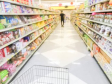 Hareket koridor kurabiye, şekerleme, atıştırmalıklar, Amerika'nın Asya bakkal alışveriş sepeti ile meyve korunmuş bulanık. Ufuk Atıştırma zamanı süpermarkette fiyat etiketleri ile ekranda koridor davranır