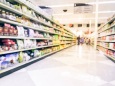 Kahve, çay, bitkisel ilaçlar ve konserve gıda koridor Dallas, Texas, Asya mağazasında alışveriş hareket bulanık müşteri bize. Süpermarket raflarında, sergilenen ürünlerin çeşitli geniş ufuk görünümünü