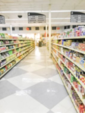Kahve, çay, bitkisel ilaçlar ve konserve gıda koridor Dallas, Texas, Asya mağazasında alışveriş hareket bulanık müşteri bize. Süpermarket raflarında, sergilenen ürünlerin çeşitli geniş ufuk görünümünü