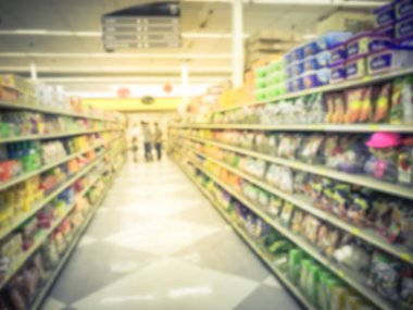 Kahve, çay, bitkisel ilaçlar ve konserve gıda koridor Dallas, Texas, Asya mağazasında alışveriş hareket bulanık müşteri bize. Süpermarket raflarında, sergilenen ürünlerin çeşitli geniş ufuk görünümünü